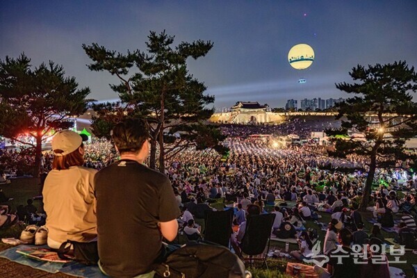 수원시민과 관광객들이 수원시 대규모 문화공연 중 하나인 수원화성헤리티지콘서트를 관람하고 있다.(사진=수원시)