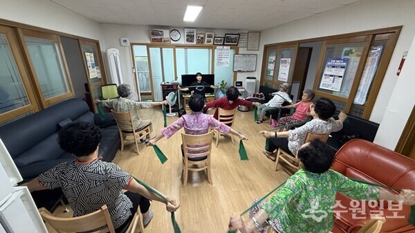 의왕시가 시내 한 경로당에서 스마트 건강백세사업의 하나로 경로당 건강교육을 하고 있다. (사진=의왕시)