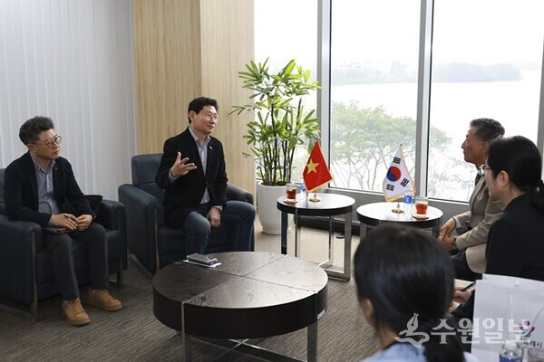 이상일 용인특례시장은 12일(베트남 시각) 주다낭 대한민국 총영사관을 방문해 오중택 선임영사, 조주연 다낭 KOTRA 무역관장 등과 간담회를 가졌다. (사진=용인시)