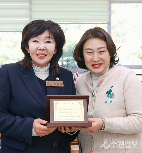 황소제 의원(왼쪽)이 장경임 경기도어린이집연합회장으로 부터 공로패를 받은 뒤 기념촬영을 하고 있다. (사진=광주시의회)