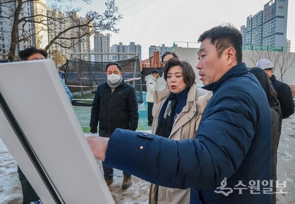 신계용 과천시장이 13일 관계 공무원, LH, 시공 관련 협력업체 관계자 등과 함께 현장 확인을 하고 있다. (사진=과천시)