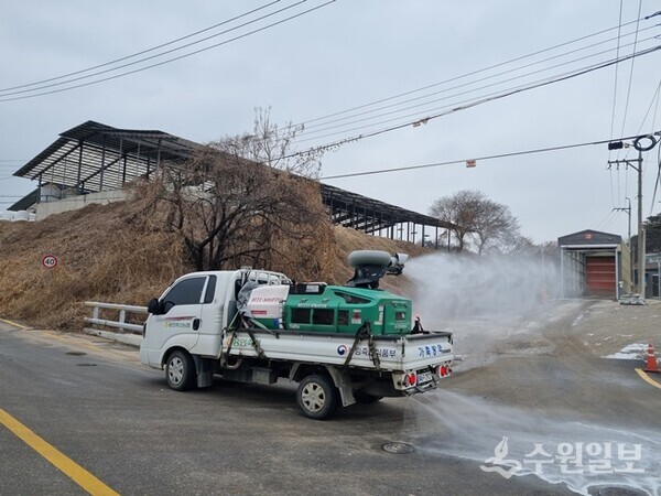용인특례시 가축방역 공동방제단이 조류인플루엔자 차단을 위해 방역소독을 하고 있다. (사진=용인시)