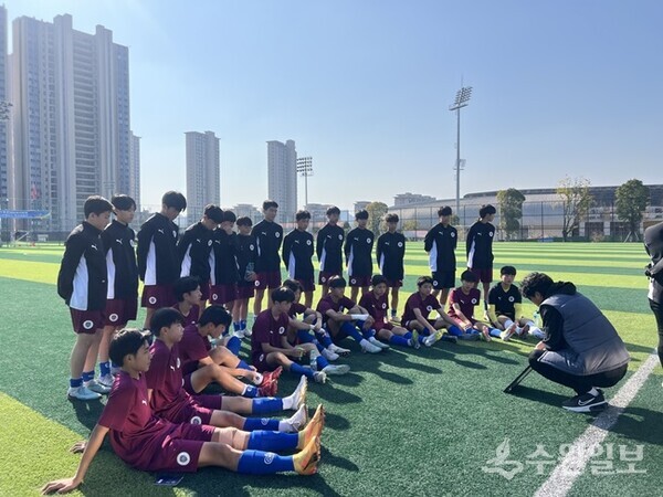 한중 축구 엘리트 유소년 교류전에 참가한 용인FC U-15 유소년팀이 현지 실전훈련을 하고 있다. (사진=용인FC)