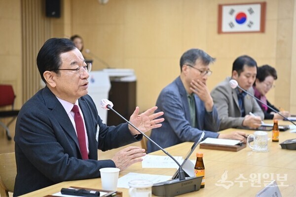이현재 하남시장(왼쪽)이 민선 8기 공약사업 추진 현황을 설명하고 있다. (사진=하남시)
