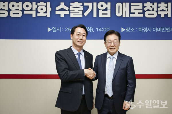 정명근 화성특례시장과 이재명 당시 더불어민주당 당대표가 악수를 하고 있다.