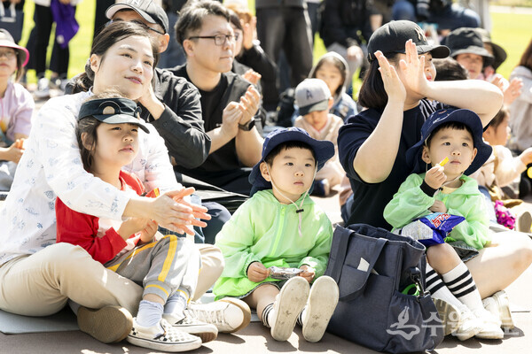 화성특례시 어린이날 영유아가족 어울림축제에서 아동들과 학부모들이 행사를 관람하고 있다