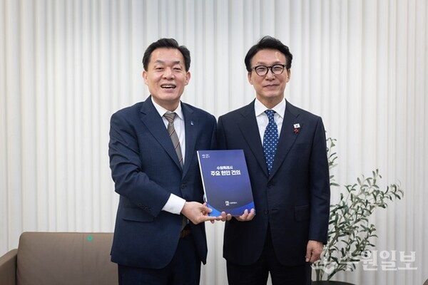 이재준 수원시장(왼쪽)이 김민석 국무총리에게 건의문을 전달한 후 기념촬영을 하고 있다. (사진=수원시)