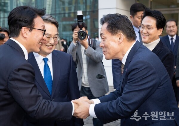 이재준 시장(오른쪽)과 김민석 총리가 악수를 하며 인사를 나누고 있다.