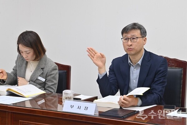 공정식 하남시 부시장(오른쪽)이 하남시 국별주요업무보고회에서 주요 현안과 역점 사업을 주재하고 있다. (사진=하남시)
