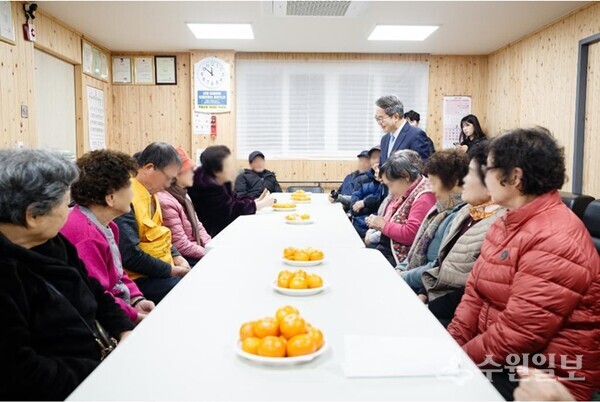 19일 오전 수원특례시 인계본동 경로당에 김동연 경기도지사가 방문, 한파 쉼터 안전관리 실태 점검을 하고 있다. (사진=경기도)