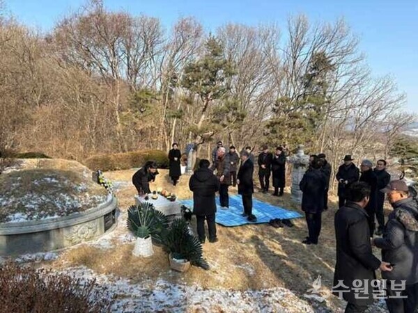 지난 14일 용인 두창리에서 열린 심재덕 시장 17주기 참배 모습. (사진=심재덕 기념사업회)