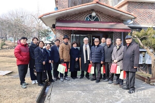 식사가 끝난 후 화성행궁 복원추진위원회 임원들과 선정선 여사(사진 가운데), 심영찬 대표, 화성사업소·해우재 관계자들이 기념촬영을 하고 있다. (사진=해우재)