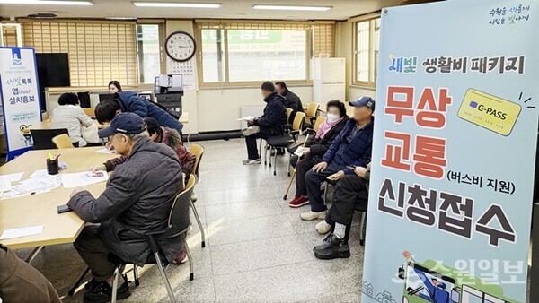 지난달 집중 신청 기간 중 수원시 팔달구 행궁동에서 어르신들이 교통비 지원 신청서 접수를 위해 기다리고 있다.(사진=수원시)