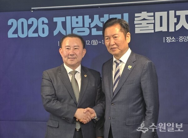 김철진 경기도의원(왼쪽)이 더불어민주당 중앙당 교육연수원이 주관한 ‘2026 지방선거 기초단체장 출마예정자 교육 과정’을 수료한 뒤 정청래 당 대표와 기념촬영을 하고 있다. (사진=김철진 경기도의원)