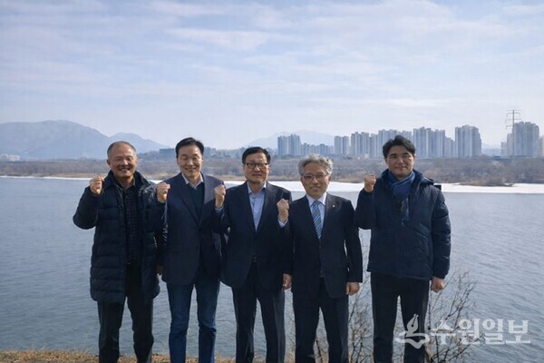 경기 동북부 6개 공사 사장이 간담회를 가진 뒤 기념촬영을 하고 있다. 왼쪽부터 신범수 양평공사 사장, 이계문 남양주도시공사 사장, 최철규 하남도시공사 사장, 최찬용 광주도시관리공사 사장, 김영도 구리도시공사 본부장. (사진=남양주도시공사)