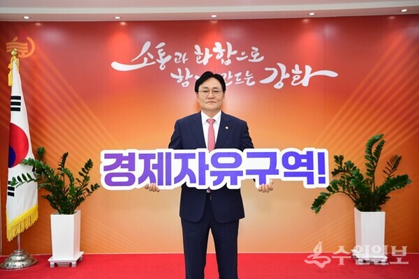 박용철 강화군수가 '강화 경제자유구역 지정' 홍보 캠페인을 펼치고 있다. (사진=강화군)