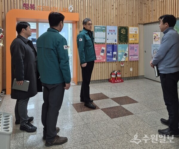 박종근 이천시 부시장(정면)이 연일 계속되는 한파에 대비해 현장을 점검하고 있다. (사진=이천시)