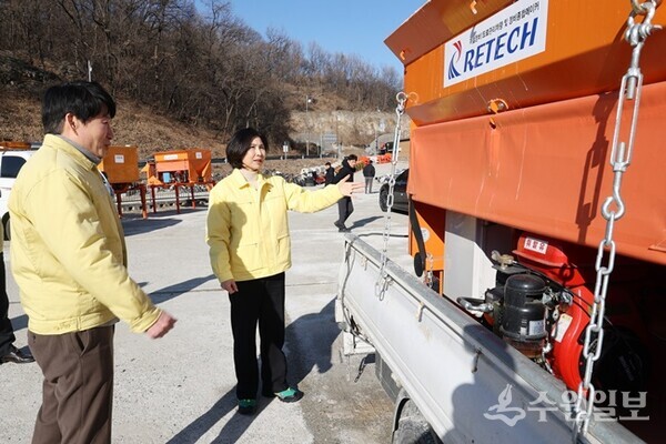 윤영미 부시장(오른쪽)이 제설전진기지를 방문, 제설자재 비치 현황과 장비 관리 상태를 점검하고 있다. (사진=오산시)