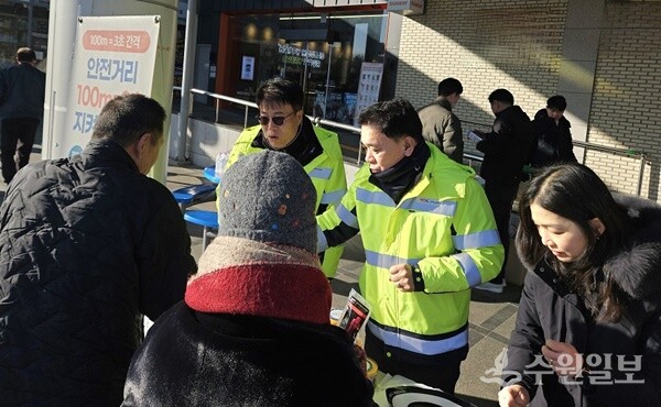 한국도로공사 서울경기본부 임직원들이 현장에서 운전자들을 상대로 일일히 안전용품을 배부하고 있다. (사진=한국도로공사 서울경기본부)