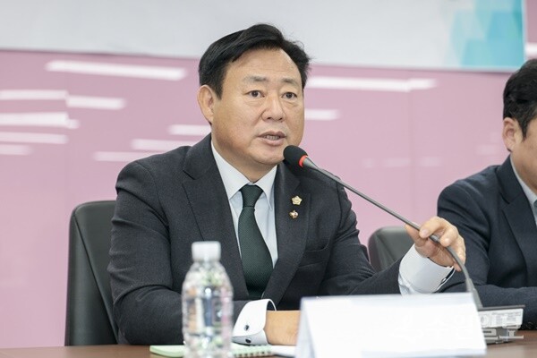 신동화 구리시의회 의장이 구리시 사립유치원연합회와 간담회에서 인사말을 하고 있다. (사진=구리시의회)