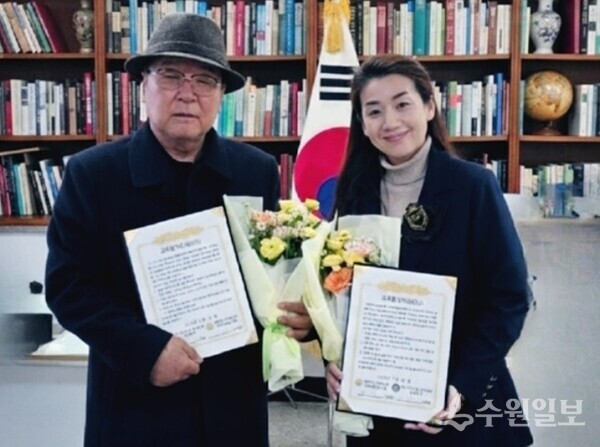김보미 대한인식생명교육 사회적협동조합 이사장(오른쪽)이 (사)지구사랑환경운동본부 신선우 총재와 업무협약을 가진 뒤 기념촬영을 하고 있다. (사진=대한인식생명교육 사회적협동조합)