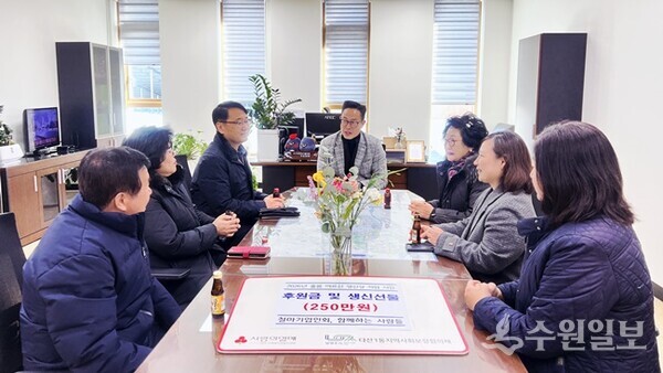 이기복 남양주시 다산행정복지센터장(정면)이 철마기업인회 소속 봉사단체 ‘함께하는 사람들'과 함께 기념촬영을 하고 있다. (사진=남양주시)
