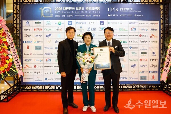 김경희 이천시장(가운데)이 김동호 이천시농업기술센터 소장(오른쪽 첫번째)과 수상 기념 촬영을 하고 있다. (사진=이천시)