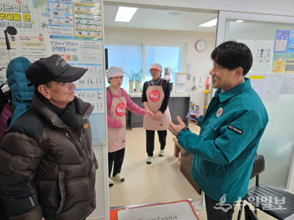 김광덕 여주시 부시장(오른쪽)이 겨울철 대설 및 한파에 대비한 현장 점검을 하고 있다. (사진=여주시)