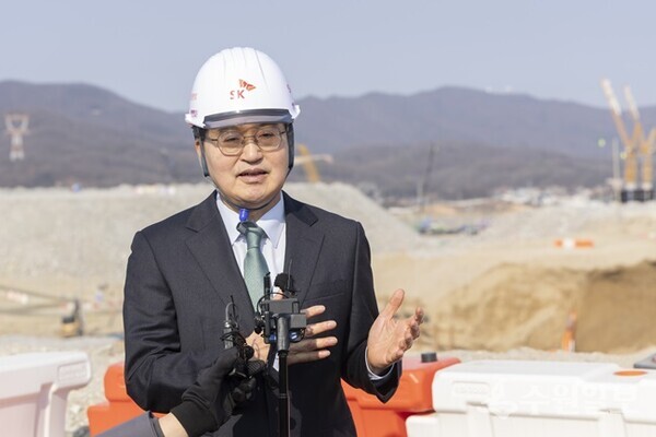 김동연 지사가 간담회가 끝난 뒤 산단 조성 현장으로 자리를 옮겨 기자들의 질의에 답변을 하고 있다. (사진=경기도)