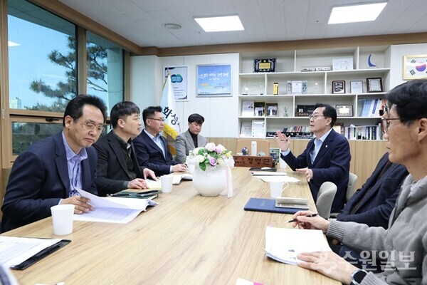 23일 진행된 행정안전부 주관 2026년 재난관리평가 현장평가에서 정명근 화성특례시장이 평가단과 인터뷰를 하고 있다. (사진=화성시)