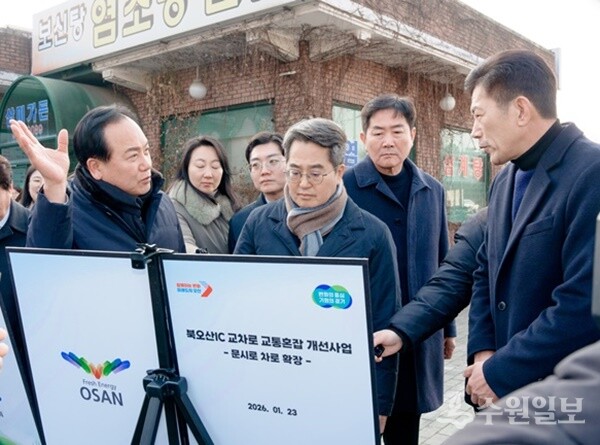 이권재 오산시장(왼쪽)이 김동연 경기도지사(가운데)에게 북오산IC교차로 교통혼잡 상황에 대해 설명을 하고 있다. (사진=오산시)