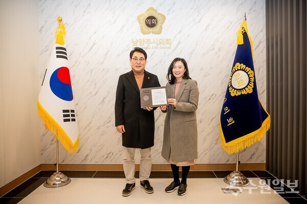 조성대 남양주시의회 의장(왼쪽)이 이인자 작가에게 표창을 수여한 뒤 기념촬영을 하고 있다. (사진=남양주시의회)