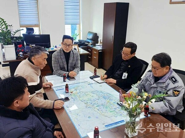 이기복 남양주시 다산행정복지센터장(정면)이 ‘다산동 자율방범 활성화 및 치안 강화 협력 간담회’를 주재하고 있다. (사진=다산행정복지센터)