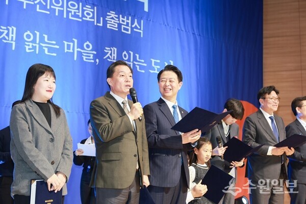 이재준 수원시장이 독서국가 선언문을 낭독하고 있다. (사진=수원시)