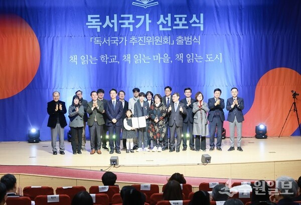 이재준 시장(왼쪽 3번째) 등 선언문 낭독자들이 함께하고 있다. (사진=수원시)