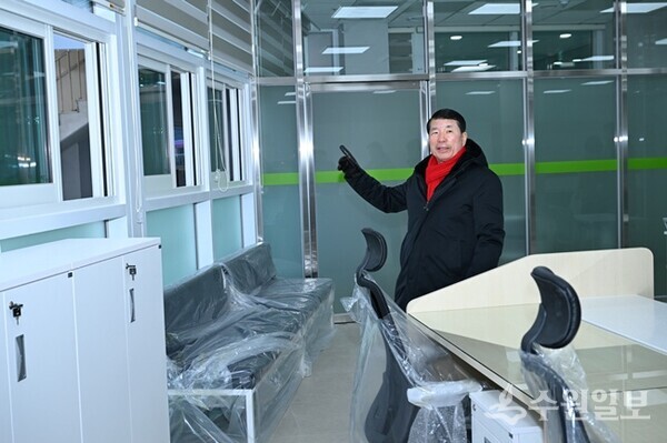 백경현 구리시장이 수택2동 행정복지센터 개청을 앞두고 입주시설을 최종적으로 점검하고 있다. (사진=구리시)