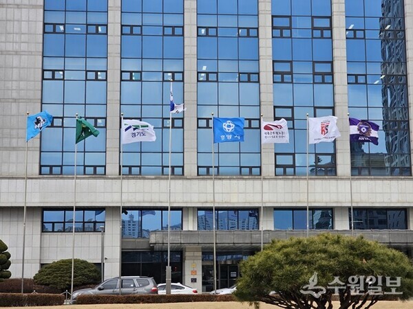 전국 최초로 국기게양대에 시기와 노조기가 상시 게양된 모습. (사진=안양시)