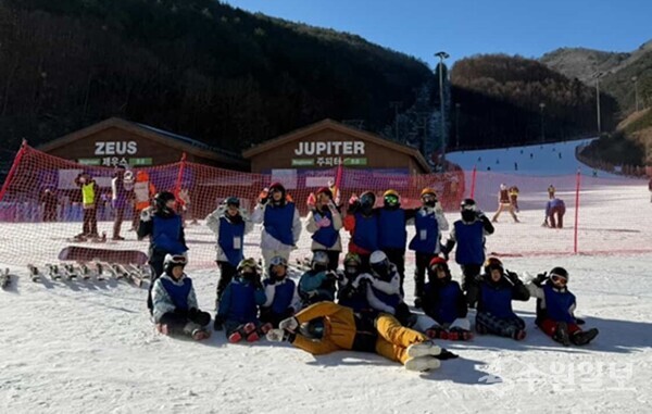 오산시 ‘2026년 청소년 겨울 스키캠프’ 에 참가한 청소년들이 기념촬영을 하고 있다. (사진=오산시)