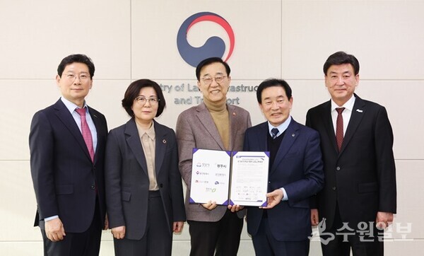 중부권 지자체장들이 김윤덕 국토교통부 장관에게 ‘중부권 광역급행철도(JTX) 조기 추진 공동건의문’을 전달한 뒤 기념촬영을 하고 있다. 왼쪽부터 이상일 용인특례시장, 김보라 안성시장, 김 장관, 송기섭 충북 진천군수, 방세환 광주시장.  (사진=안성시)