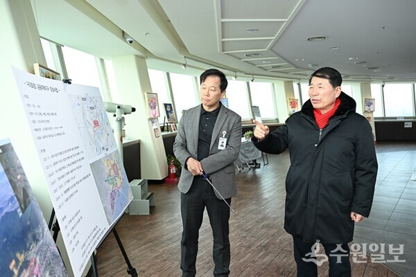 백경현 구리시장(오른쪽)이 당면현안 사업인 구리토평한강 공공주택지구 스마트 그린시티 사업 현황을 일일히 점검하고 있다. (사진=구리시)