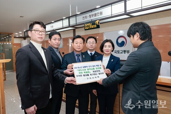 신동화 구리시의회 의장(정면 가운데) 등이 GTX-B 갈매역 정차 촉구 결의안을 국토교통부 관계자에게 전달하고 있다. (사진=구리시의회)