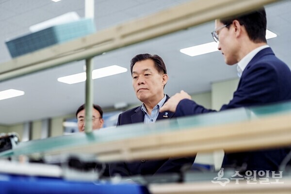 이재준 수원시장이 지난해 5월, 미국 수출 비중이 70%에 이르는 한 기업을 방문해 업체 관계자의 이야기를 듣고 있다.(사진=수원시)
