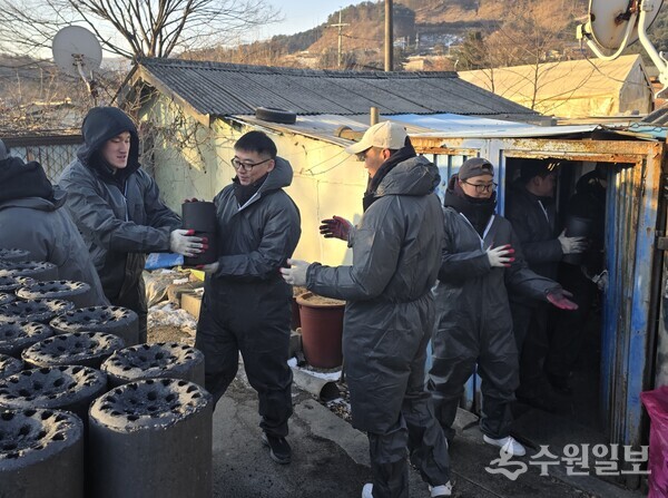 가평군 소재 수기사 기갑수색대대 장병들이 어려운 이웃들에게 일일히 연탄을 전달하고 있다. (사진=가평군)