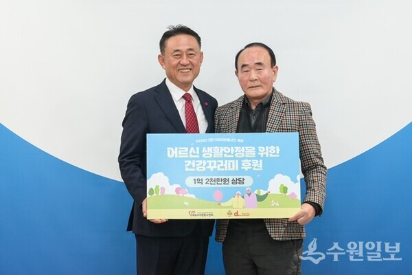 이충우 여주시장(왼쪽)과 윤은호 대진국제자원봉사단 이사장이 '2026 어르신 생활 안정 건강꾸러미 지원사업'기탁식을 가진 뒤 기념촬영을 하고 있다. (사진=여주시)