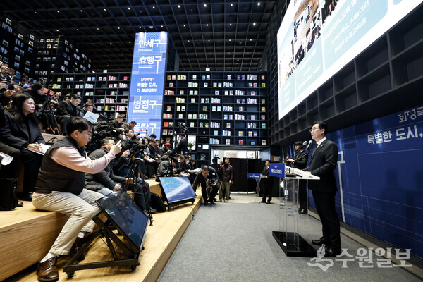 정명근 화성특례시장이 27일 화성동탄중앙도서관에서 2026년 신년 기자회견을 갖고 있다. (사진=화성시)