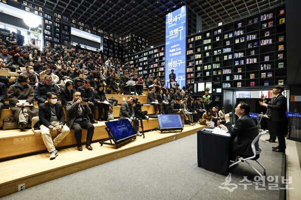 정명근 화성특례시장이 27일 열린 2026년 신년 기자회견에서 언론인과 질의응답을 하고 있다. (사진=화성시)