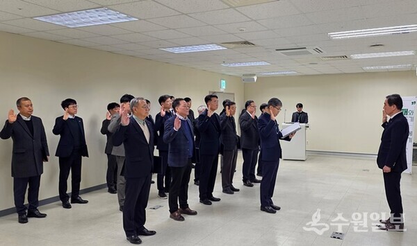 화성도시공사 간부급 고위직 직원들이 청렴 실천 선서문을 제창하고 있다. (사진=HU공사)