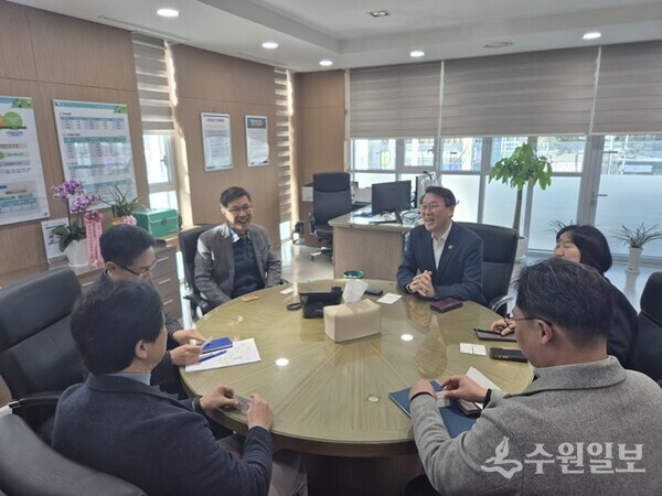 김상수 남양주시 부시장(오른쪽 정면)이 한국전력공사 남양주지사를 방문, 관계자들과 함께 시정 현안을 공유하고 있다. (사진=남양주시)