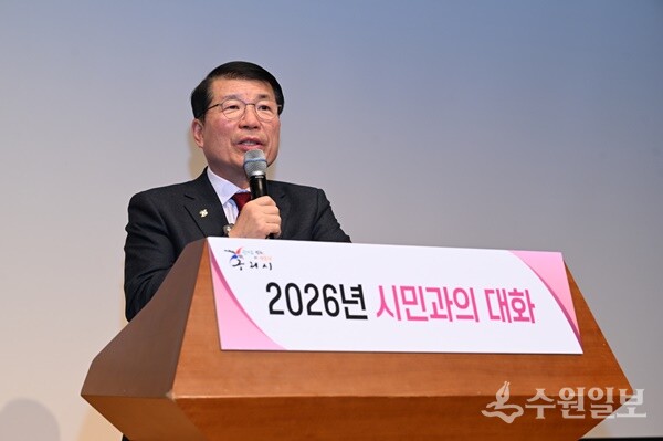 백경현 구리시장이 ‘구리시장과 함께하는 2026년 시민과의 대화’에서 시민들의 건의 사항에 대해 답변을 하고 있다. (사진=구리시)