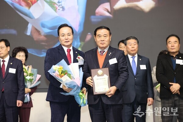 수원특례시의회 이재식의장(왼쪽)이 의정봉사대상을 수상한후 기념촬영하고 있다.(사진=수원시의회)